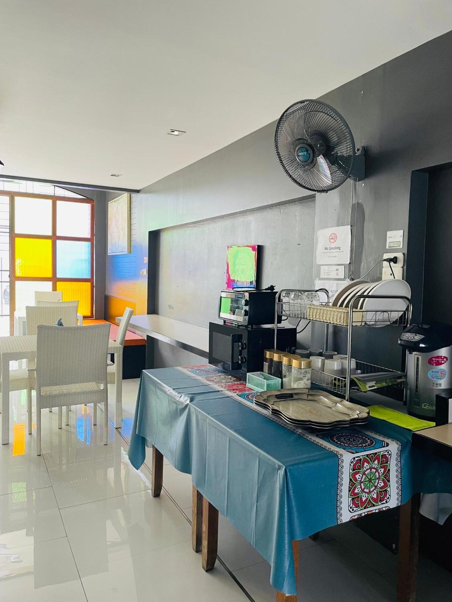 Rabbitel Phuket Hostel Buitenkant foto